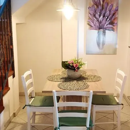 Σπίτι διακοπών Charming House In With Enclosed Garden And Mountain View Grižane